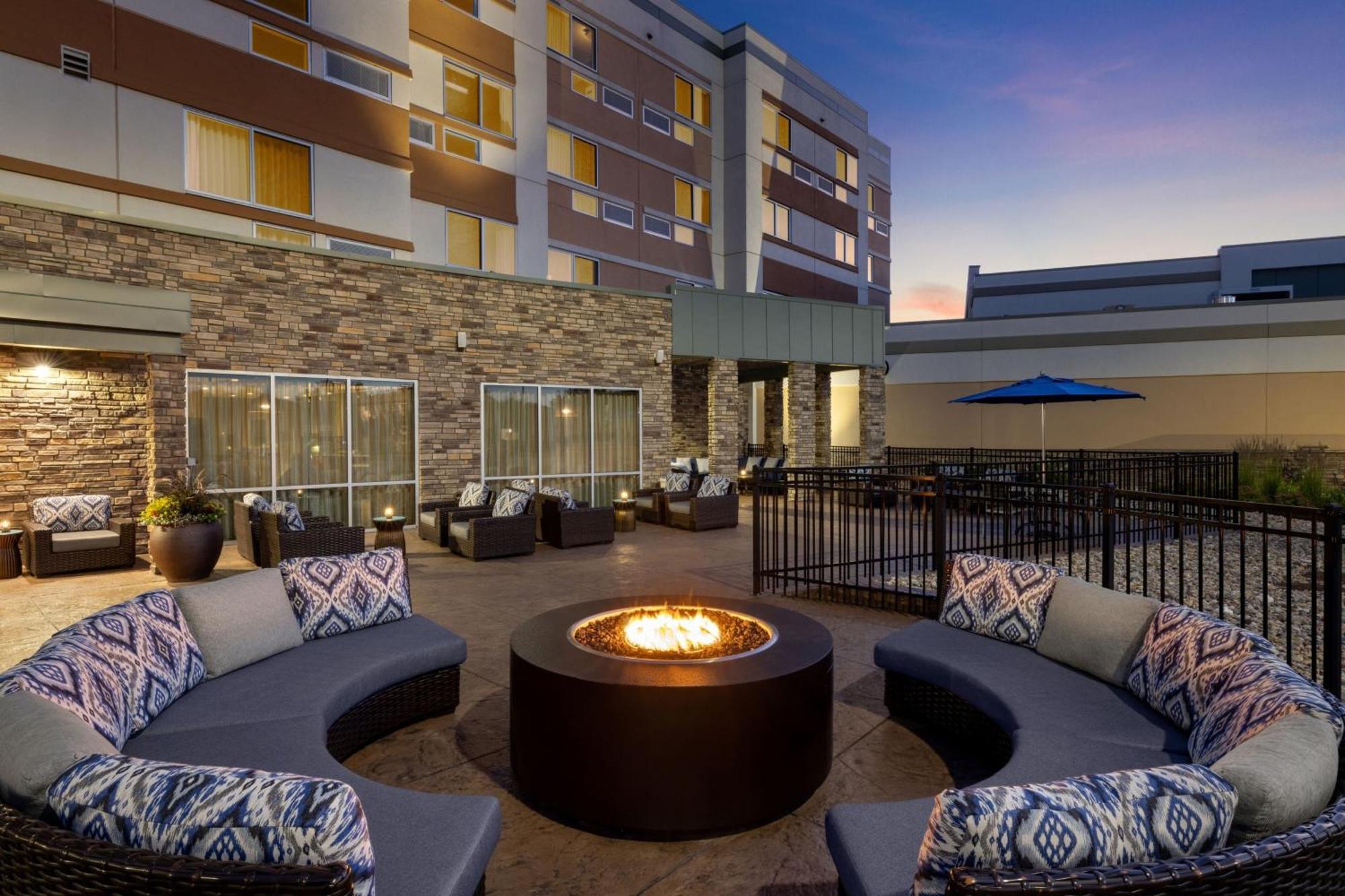 Courtyard By Marriott Omaha Bellevue At Beardmore Event Center Exterior foto